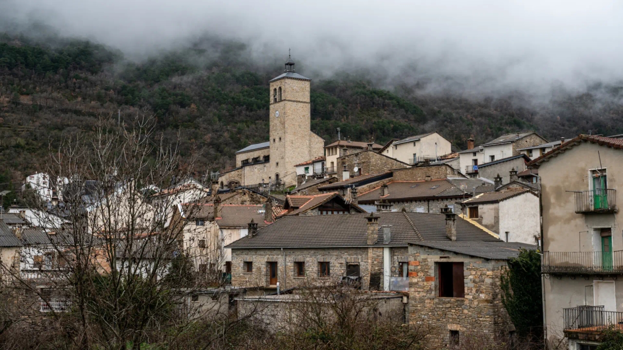Das wunderschöne Dorf in den aragonesischen Pyrenäen, umgeben von Natur, das sich perfekt für einen Sommerurlaub eignet
