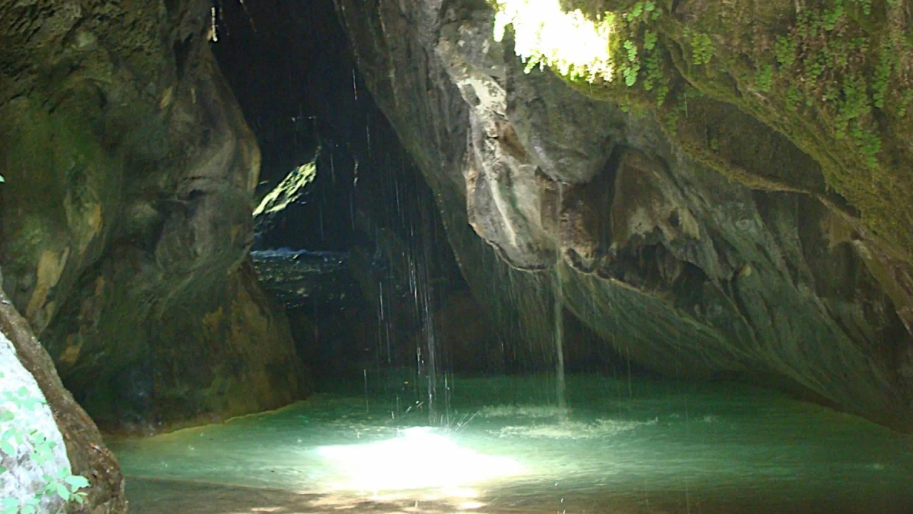 Der Wanderweg in Katalonien, der einen Schatz verbirgt: eine vom Wasser geformte Höhle, die aussieht, als wäre sie einem Film entsprungen.