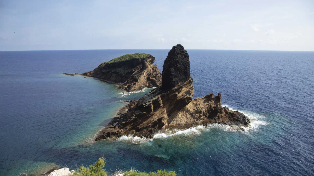 Parece una isla de Hawái, pero está en España junto a Castellón: aguas cristalinas, delfines y reserva natural