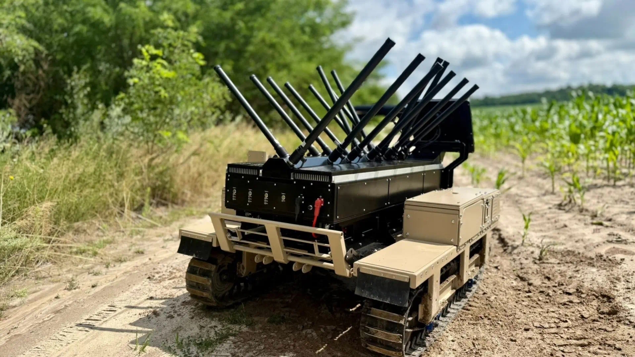 Questo veicolo robotico ucraino è progettato per operare in aree ad alto rischio.