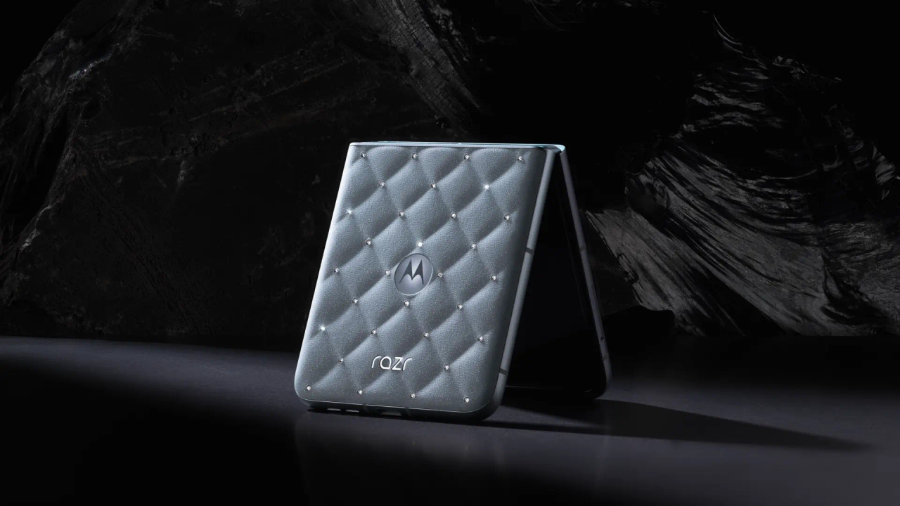Motorola представила обновленный складной телефон Razr 60 с кристаллами Swarovski.