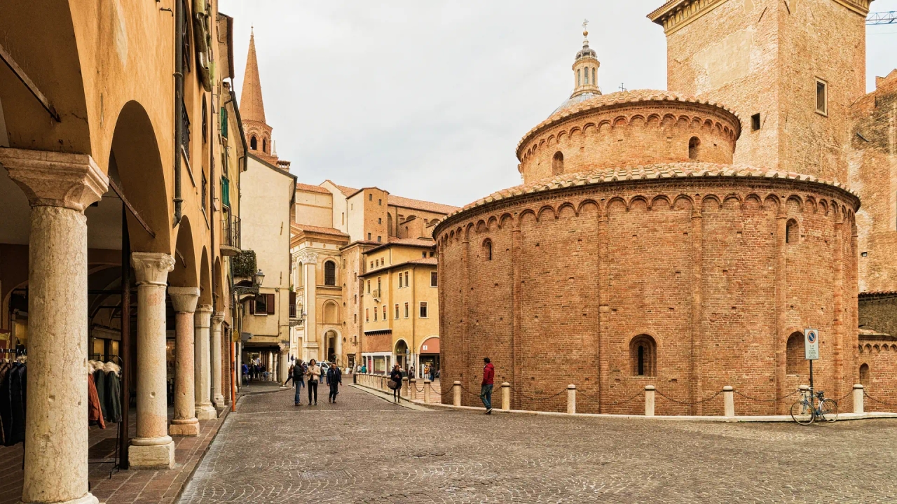 The city between lakes that was the center of art in Europe and houses the most beautiful buildings in Italy.