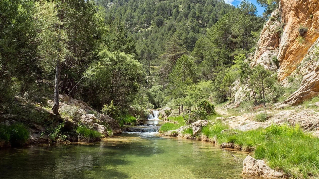 The hiking route to a natural pool with crystal-clear waterfalls in Teruel