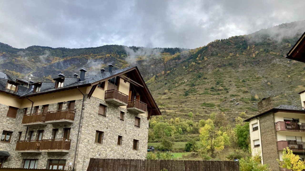 Het middeleeuwse dorp met geplaveide straatjes en bergarchitectuur in het hart van de Pyreneeën
