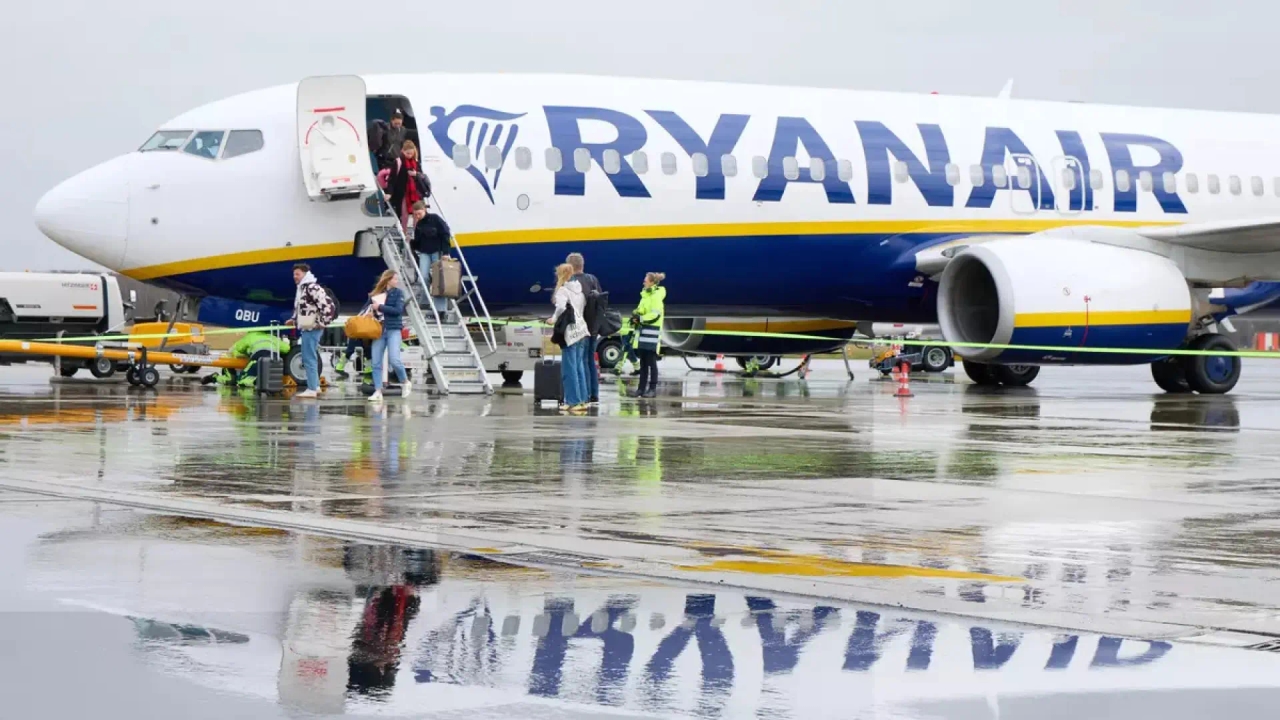 La regola di Ryanair che obbliga i genitori dei minorenni a pagare di più per i loro posti