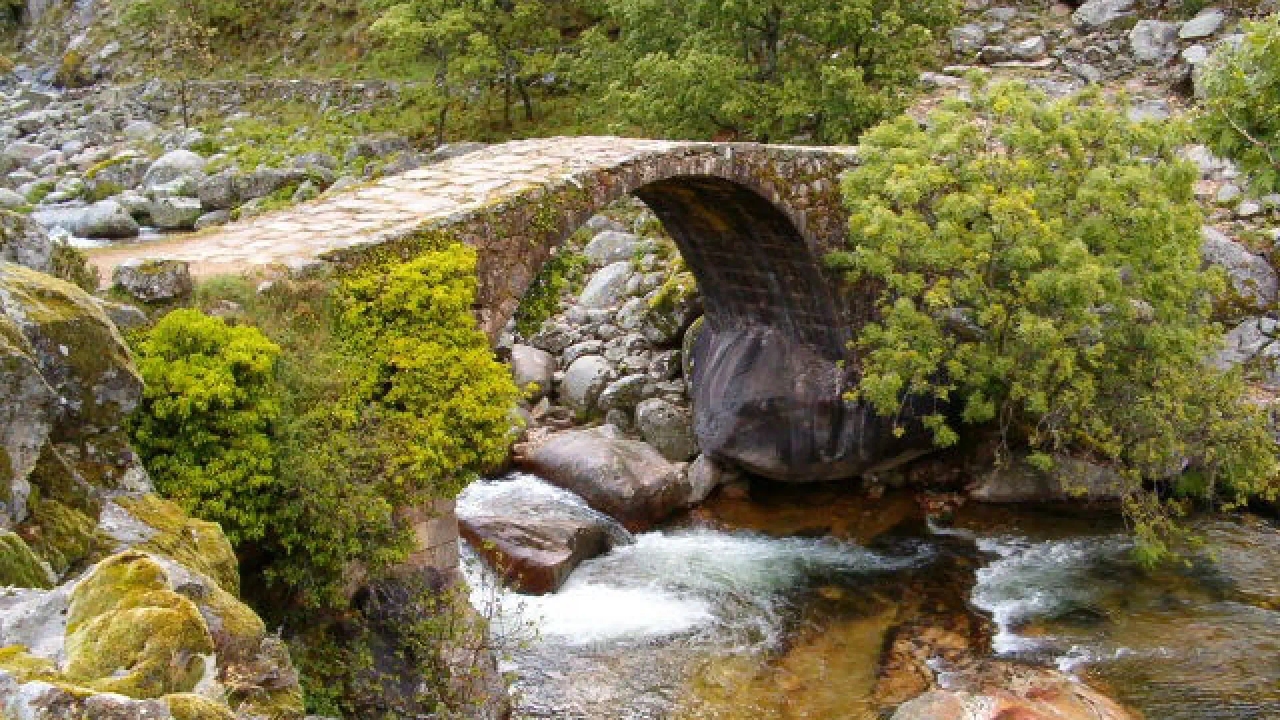 De spectaculaire route van 25 kilometer vol bergen, kloven en bossen in de provincie Cáceres