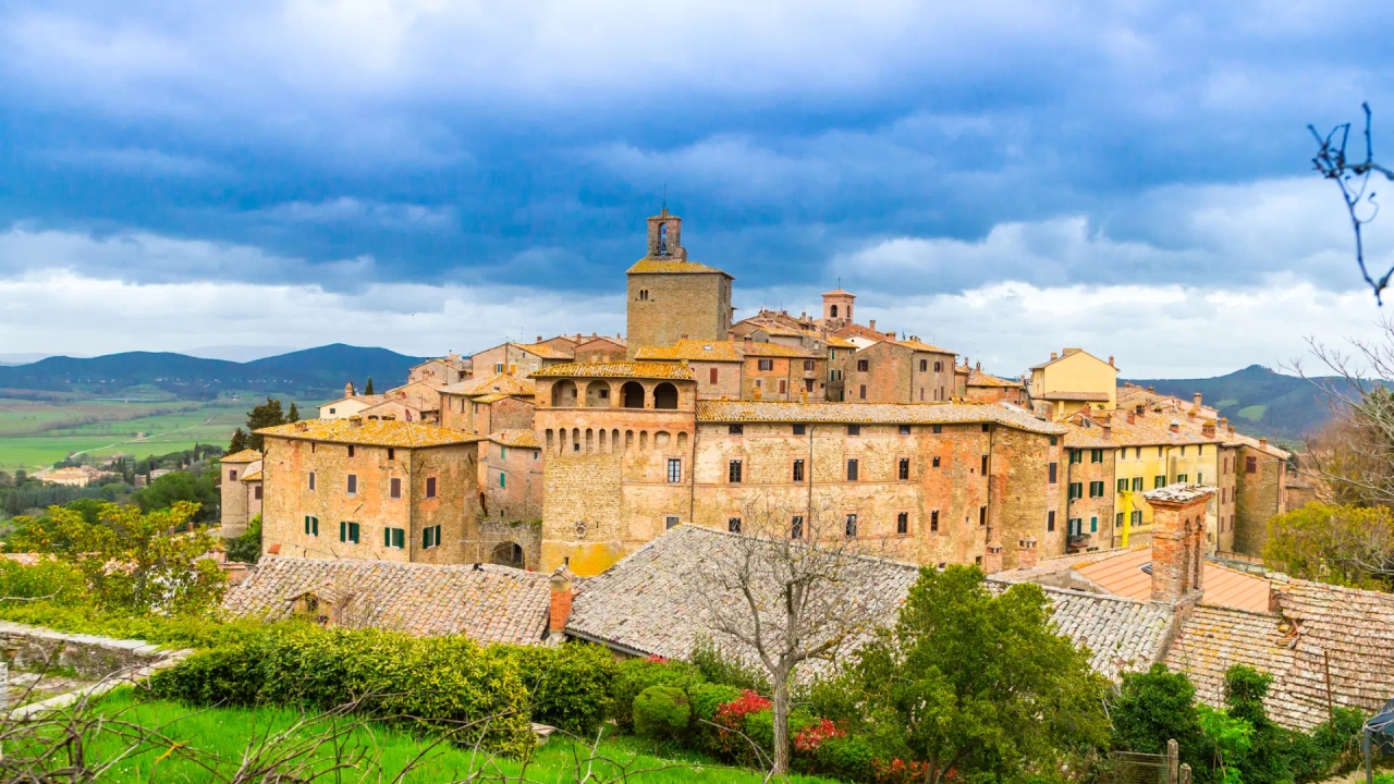 Il villaggio di campagna italiano con vista sul lago che ti farà dimenticare la Toscana