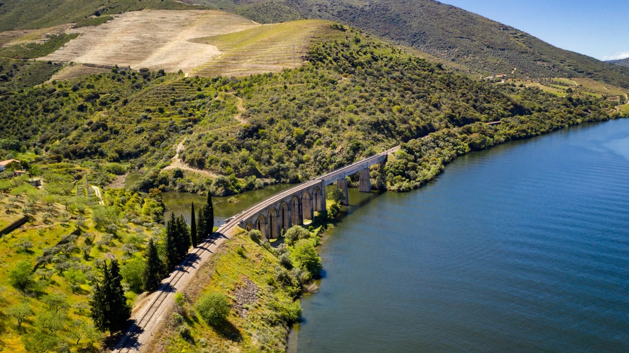 Il viaggio in treno più bello del mondo si svolge in Portogallo e costa solo 15 euro.