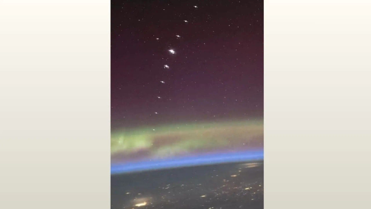 Dieses unglaubliche Video, das von der ISS aufgenommen wurde, zeigt Starlink-Satelliten, die durch den Weltraum fliegen.