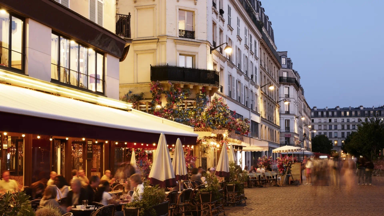 Paris, or where to get away quickly... but without rushing from Madrid: a vintage car tour, personalized fashion, and wines in Montmartre