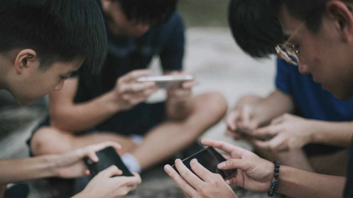 Un rapport révèle comment les enfants utilisent Internet en Colombie : IA, mèmes et jeux vidéo