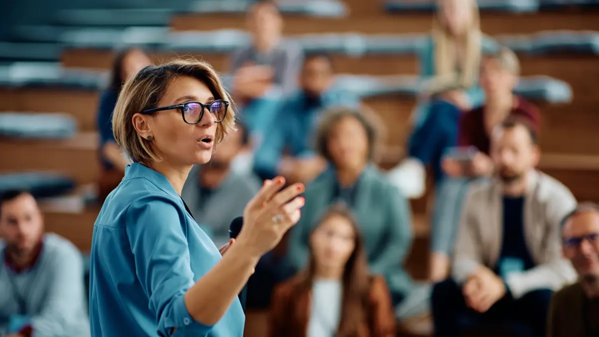 A postura que você deve evitar ao falar em público, segundo especialista em comunicação