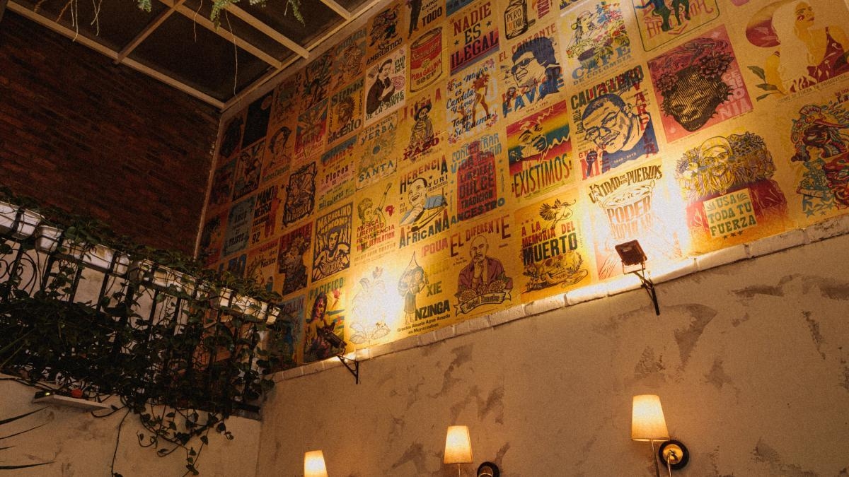 Entre coquetéis e discos de vinil, o Bar Continental presta homenagem à salsa underground dos anos 70.