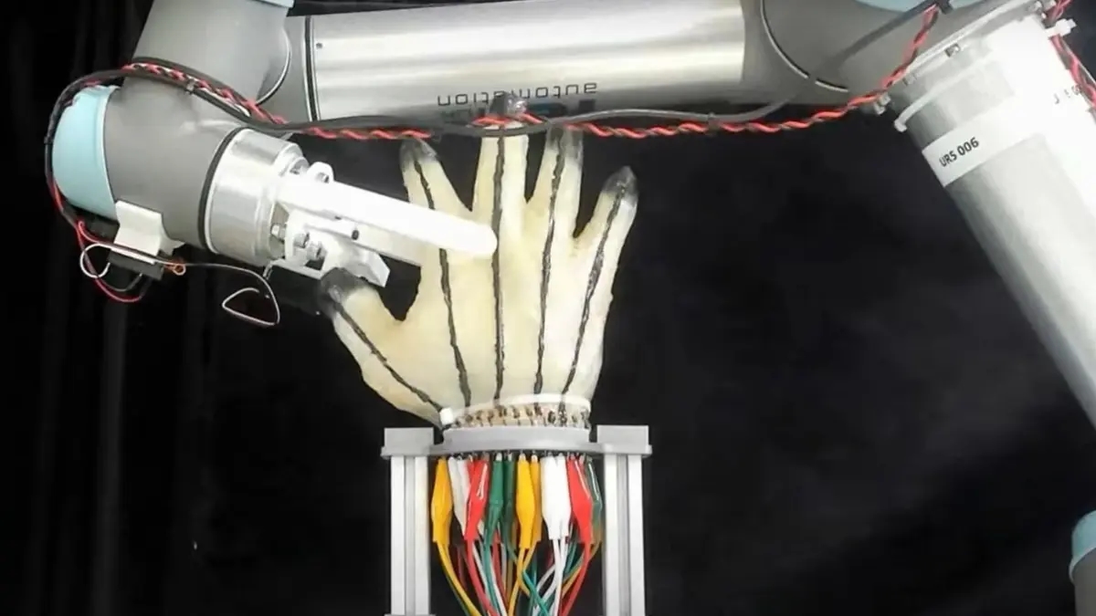 Robotlar acıyı hissedebilir mi? İnsan dokunuşuna daha yakın olmaları için deri geliştirildi