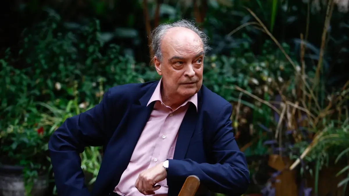 Enrique Vila-Matas kehrt mit „Darkroom Canon“ und einem Androiden zurück, der die Weltliteratur liebt. Interview