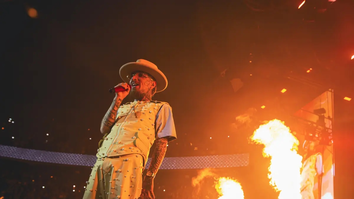 Dal quartiere alla Movistar Arena: Nanpa Básico ha festeggiato 20 anni di carriera con 62 canzoni e un "sì" sul palco.