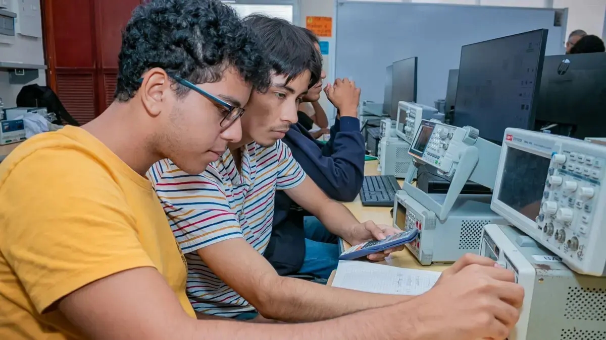 Zwei Fakultäten machen die Hälfte der Universitätseinschreibungen in Kolumbien aus: Was ist aus dem Ziel der Dezentralisierung der Bildung geworden?