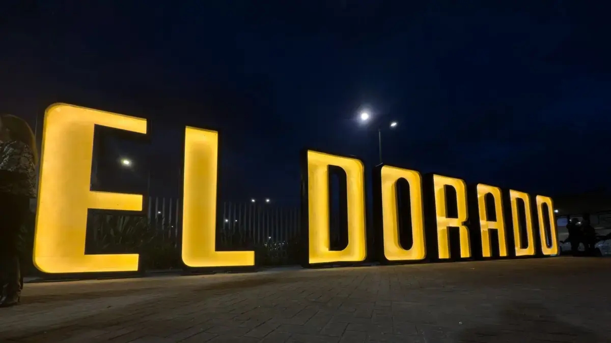 Bogotá rescues memory: the historic sign at El Dorado Airport shines again.