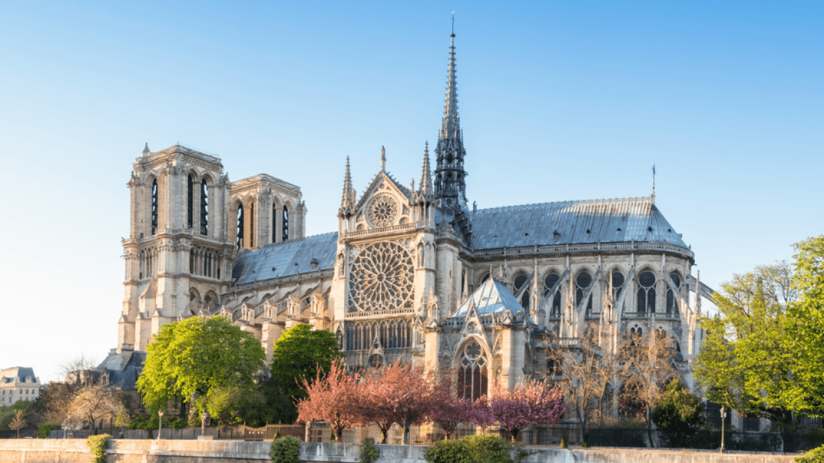 Le torri della cattedrale di Notre Dame a Parigi, in Francia, riaprono al pubblico dopo cinque anni di restauro.