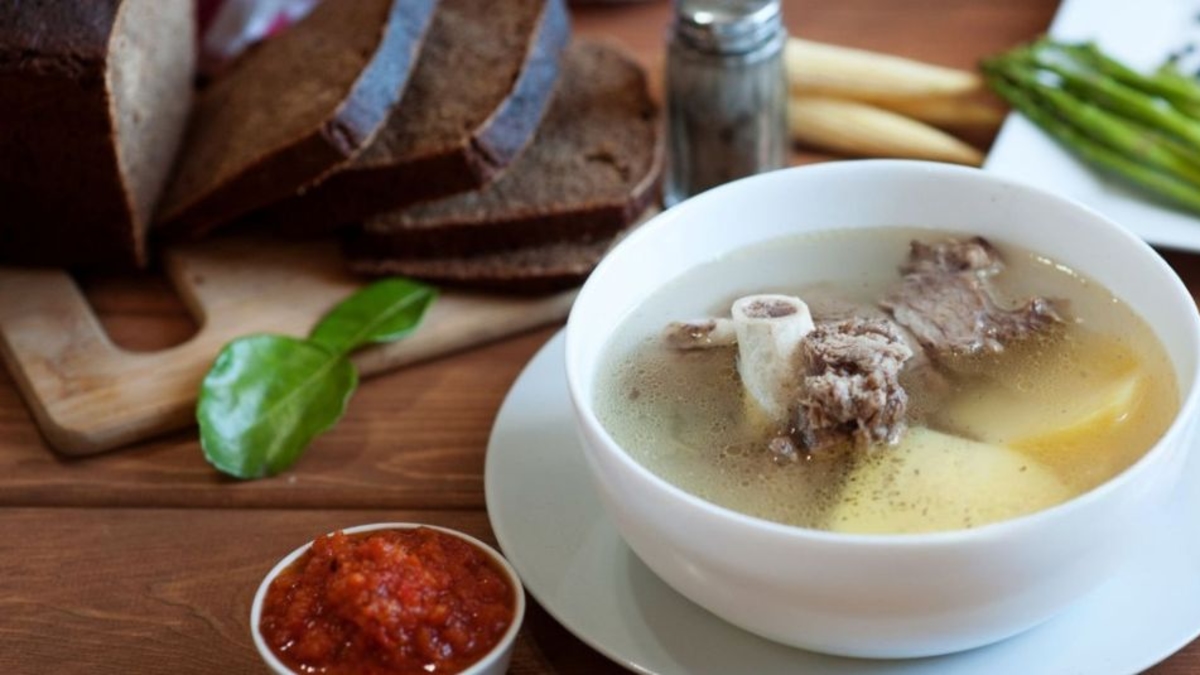Bouillon d'agneau au collagène : une recette pour une peau ferme et saine sans crèmes
