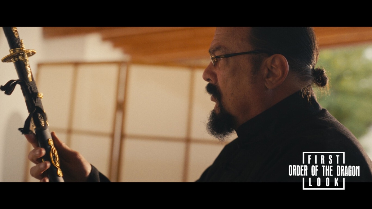 Steven Seagal torna al cinema d'azione con "L'Ordine del Dragone", un classico che promette azione.