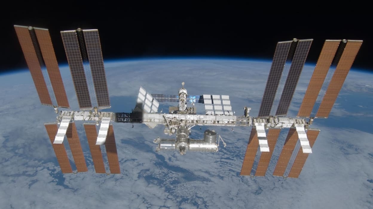 The Russian space agency announces that it has reached an agreement with NASA to operate the ISS until 2028.