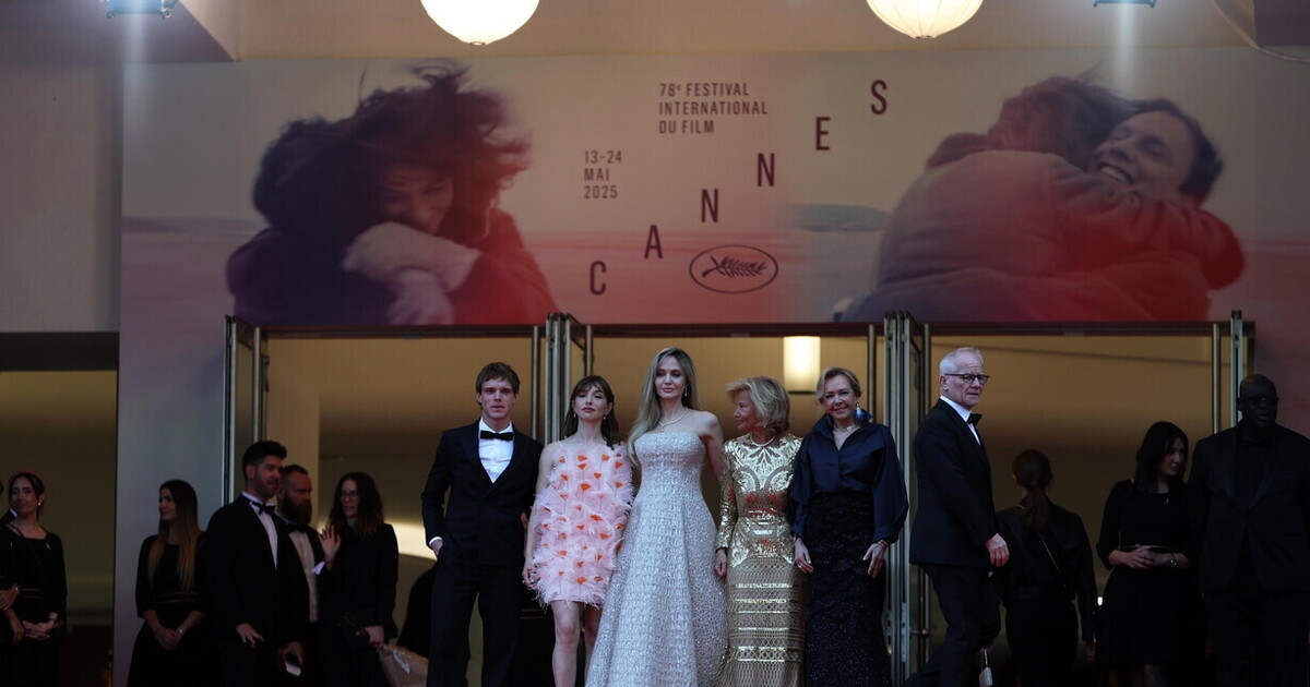 Entre os keffiyehs, em Cannes você pode até assistir alguns filmes