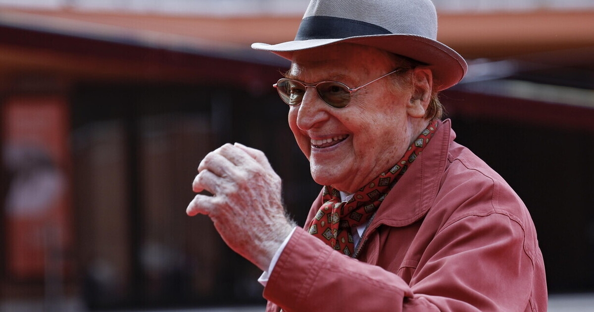 Amarcord de verão entre Riccione nos anos 20 e as luzes neon de Miami. Entrevista com Renzo Arbore