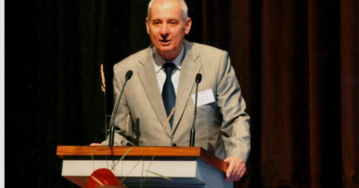 A Brain Not on the Drain. A Tribute to Professor Scrosati, a Pioneer in Lithium Battery Studies