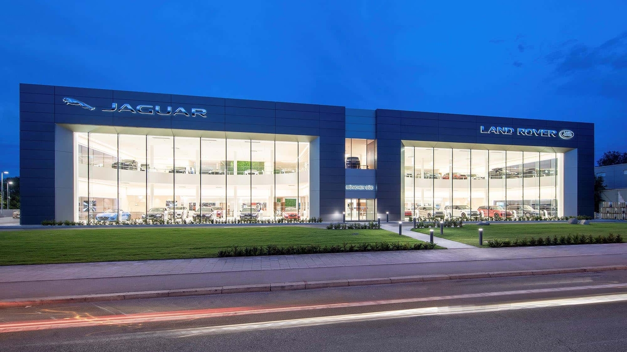 Nuova apertura con auto d'epoca e modelli speciali: quasi 20.000 mq di Jaguar Land Rover