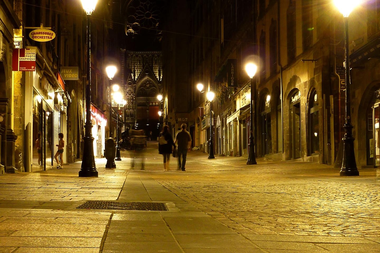 Clermont-Ferrand: after a night of violence, a charred body found in a burned-out car