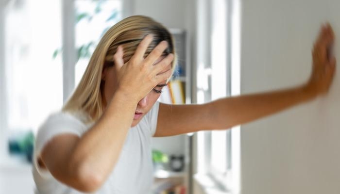 Früher war es eine Alterskrankheit, heute tritt sie auch bei jüngeren Menschen auf! Stress und Hektik schädigen das Gehirn! Experten warnen...