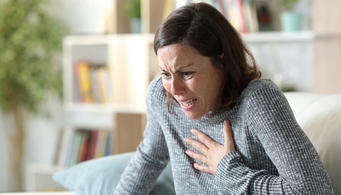 Il tuo cuore potrebbe gridare aiuto: gli attacchi di cuore nelle donne arrivano in silenzio! L'esperto avverte: non sottovalutare questi sintomi...