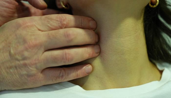 Especialista alerta: Não ignore o sintoma no pescoço! 'É sinal de doença grave'