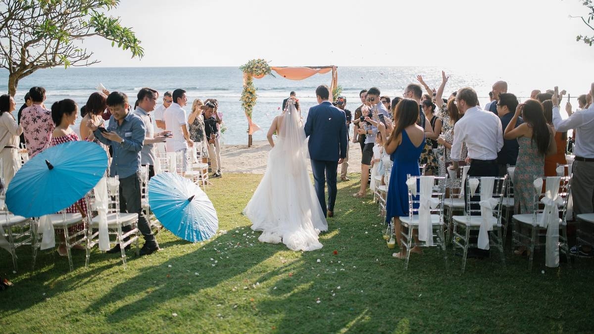 Mariage sur la plage. Le montant peut vous donner le vertige.