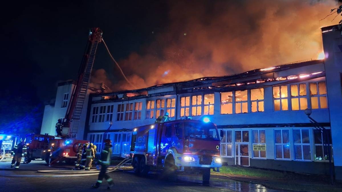 A massive fire in Hajnówka burns down a commercial building. More than 20 fire departments are on the scene.
