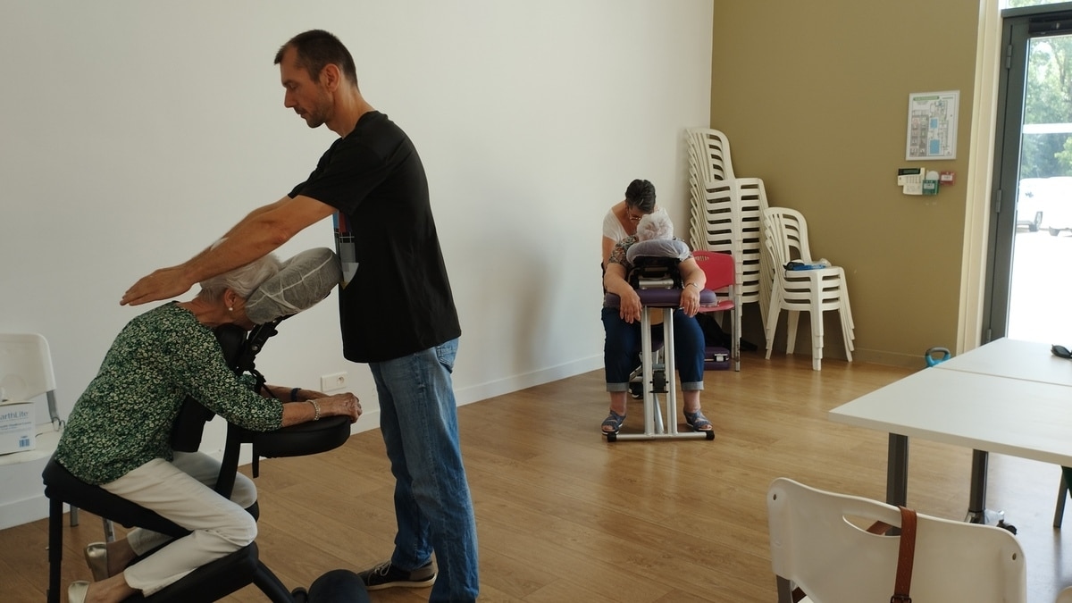 Café Escapade'de "Emma'nın Masajları"