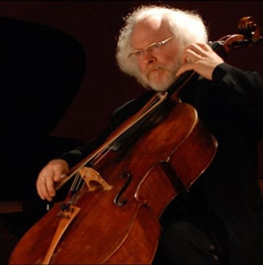 Ein eingespieltes Gitarren- und Cello-Duo