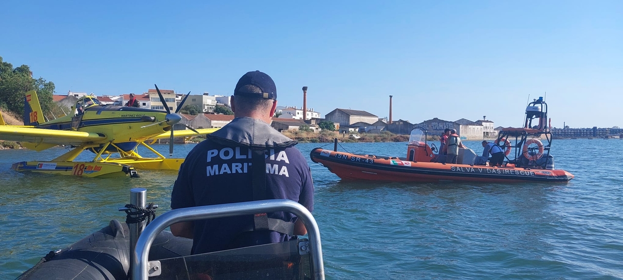 L'AMN assiste le pilote d'un avion de lutte contre les incendies sur la rivière Arade
