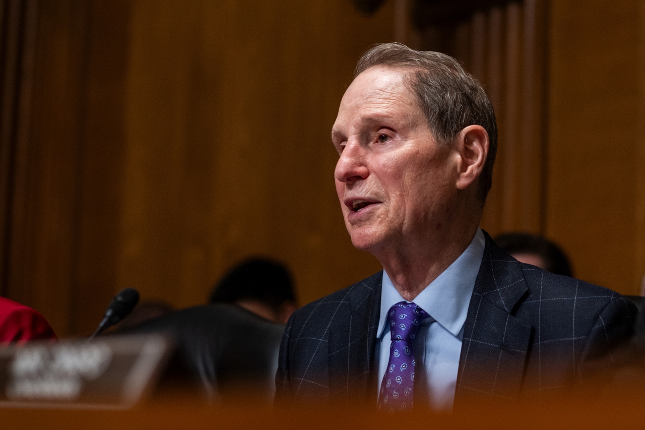 Senator Ron Wyden sucht Antworten zur Säuberung des FOIA-Personals durch RFK Jr.