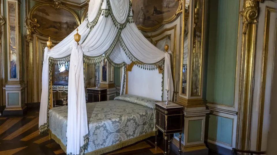 Historical replica of the bed where D. Pedro IV died in the Queluz Palace