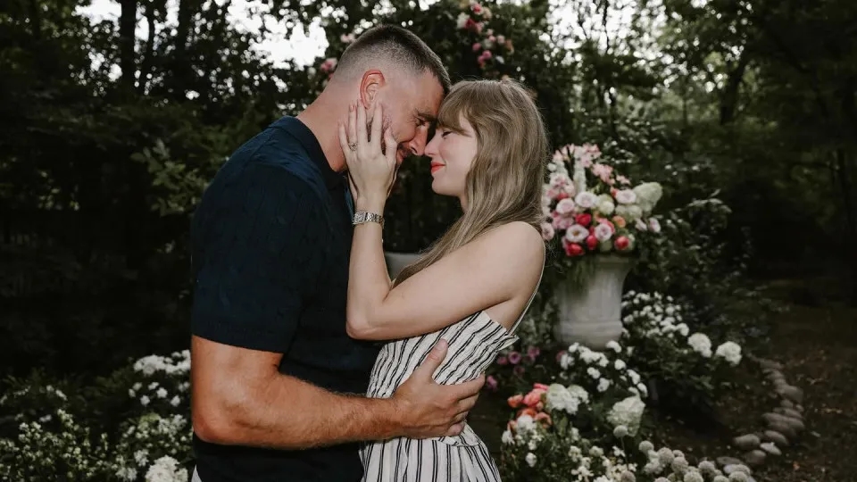 Taylor Swift is engaged! Travis Kelce proposed to the singer
