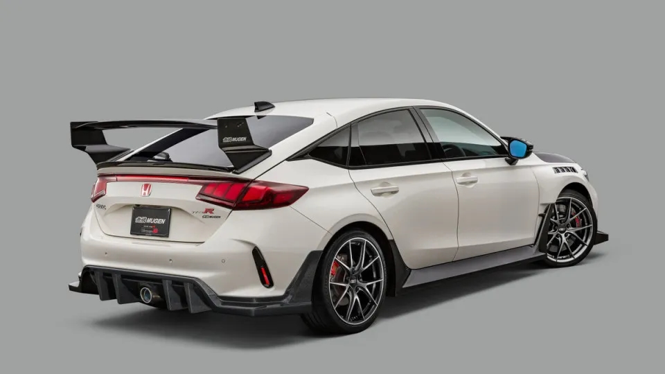 Mugen'in 'kit'i Civic Type R'ı daha sportif gösteriyor. Fiyatı da etkileyici.