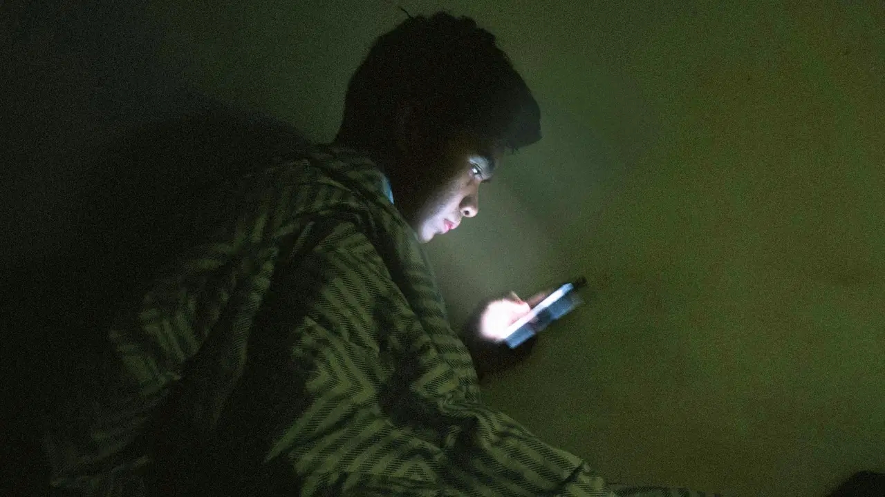 Attenzione a chi guarda il telefono di notte: si blocca silenziosamente!