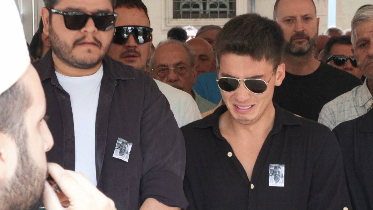 Ünlü oyuncunun acı günü... Atakan Özkaya'nın babası son yolculuğuna uğurlandı