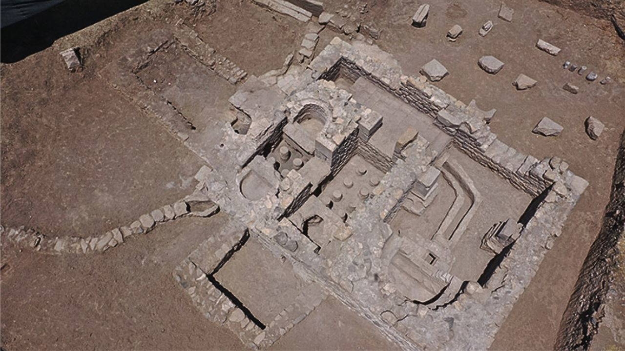 Cavó un hoyo para plantar árboles jóvenes y desenterró un baño romano de 1.700 años de antigüedad.