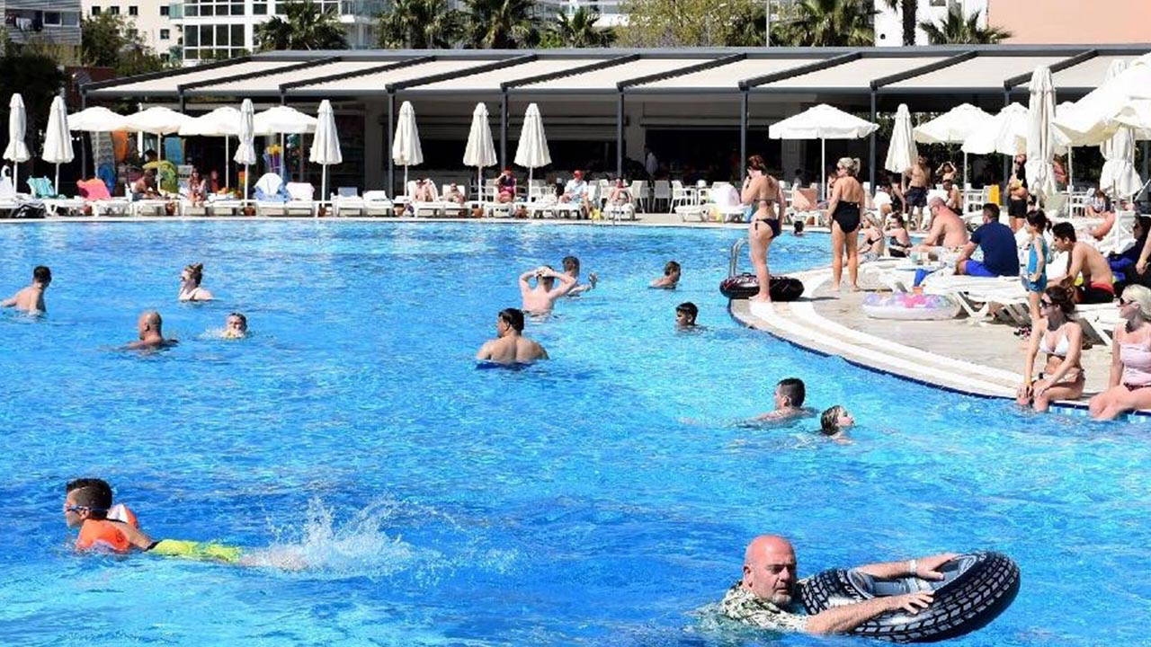 Chlorierte Schwimmbäder lösen den Zahnschmelz lautlos auf!
