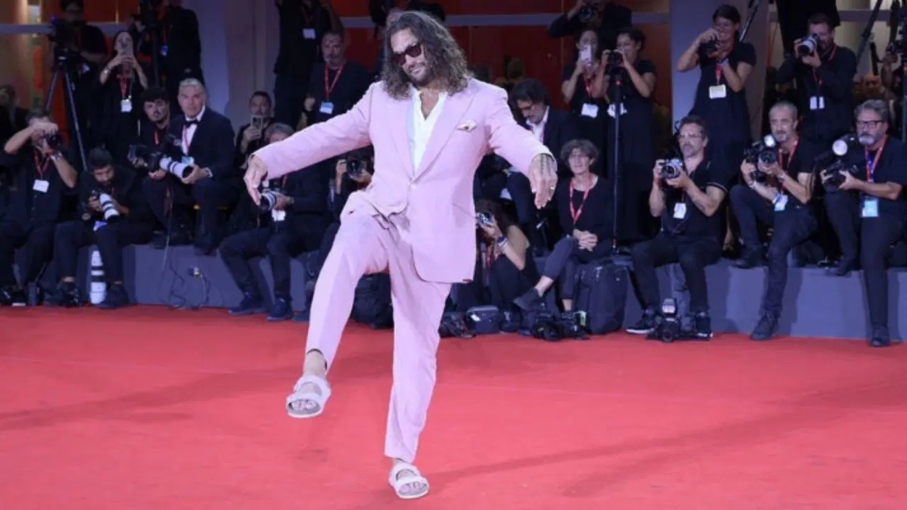 Jason Momoa caminhou pelo tapete vermelho de Veneza com chinelos rosa