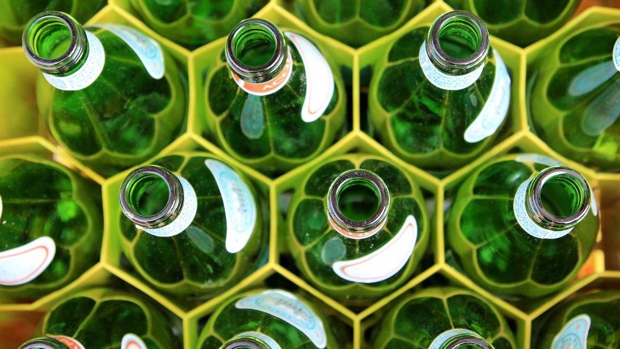 Szklane butelki mogą zawierać więcej mikroplastiku