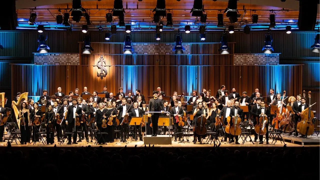 İş Sanat eröffnete seine Konzertsaison mit Pablo Ferrández und dem Tekfen Philharmonic Orchestra.